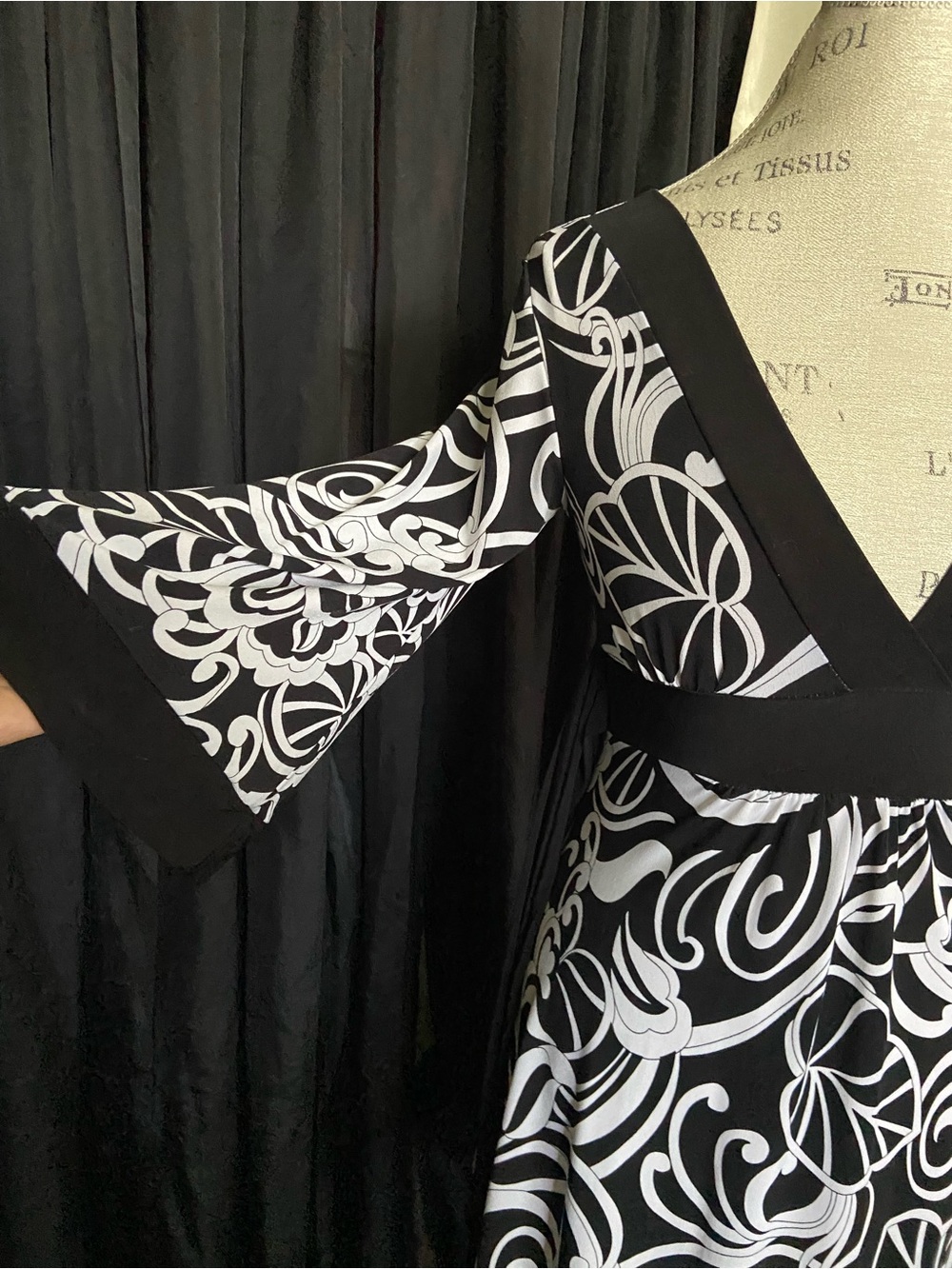Top/Mini dress: Floral Swirl V-Neck with stretch (S/M) EUC. - Picture 6 of 9